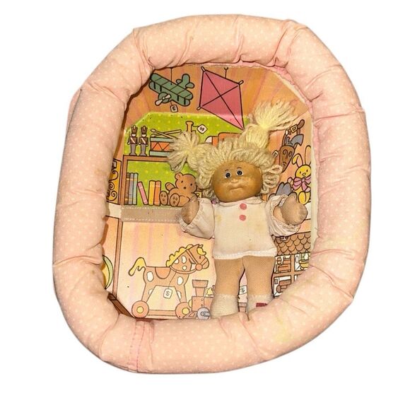 PREOWNED Vintage Cabbage Patch Kids Pin-Ups Wall Hanging play room With Doll - Picture 1 of 3